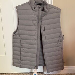 Vuori Gray Puffer Vest size large nwt